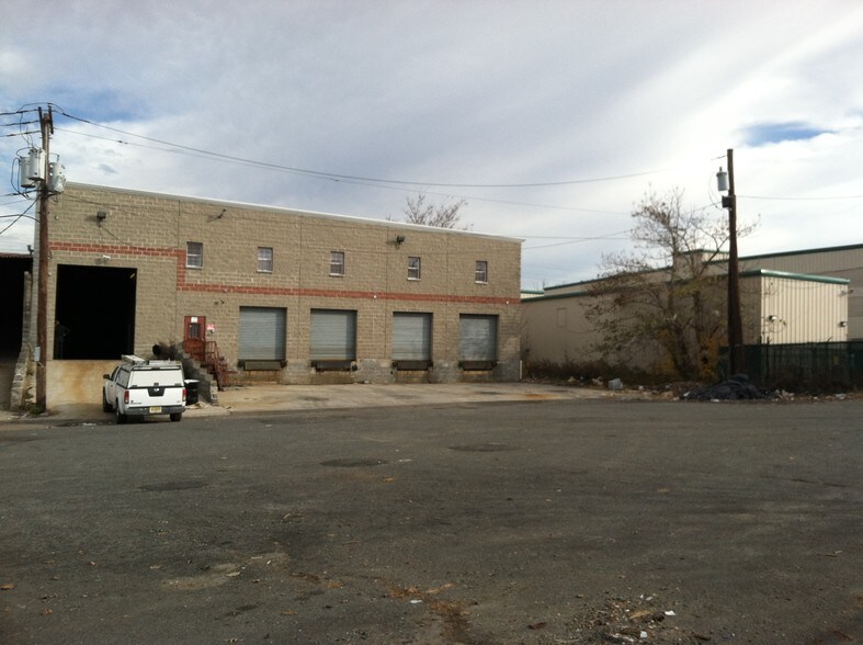 Primary Photo Of 95 Freeway Dr W, Orange Warehouse For Lease