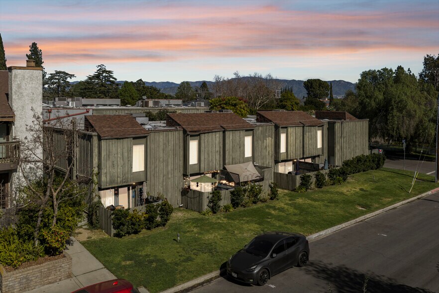 Primary Photo Of 11607 Acama St, Studio City Apartments For Sale