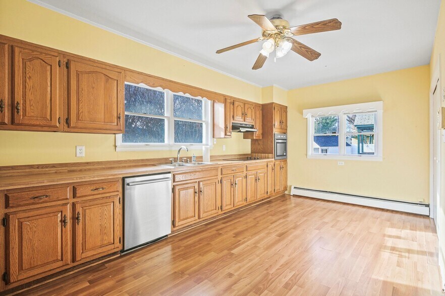 More Photos Of 122 E Main St, Stevensville Office For Sale