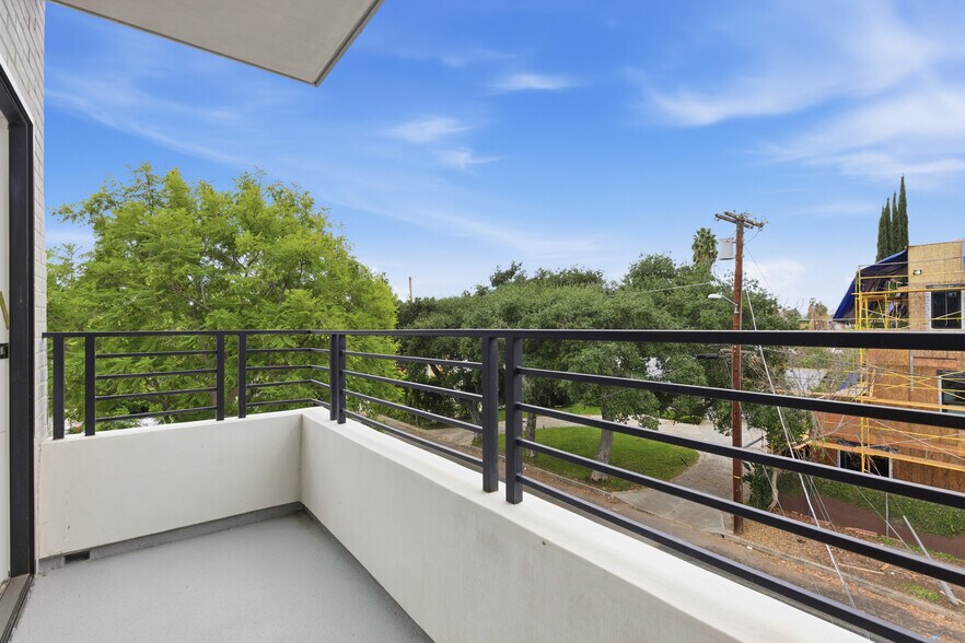 More Photos Of 13822 Oxnard St, Van Nuys Apartments For Sale