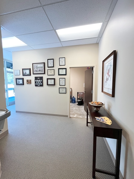 More Photos Of 2875 Ashley River Rd, Charleston General Retail For Lease