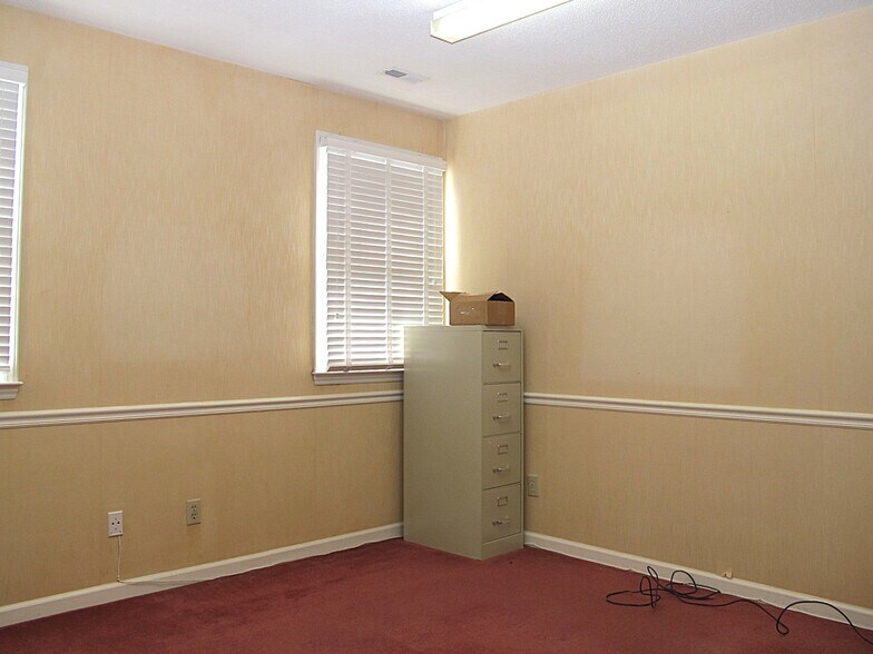 More Photos Of 1365 Westgate Center Dr, Winston-Salem Office For Sale