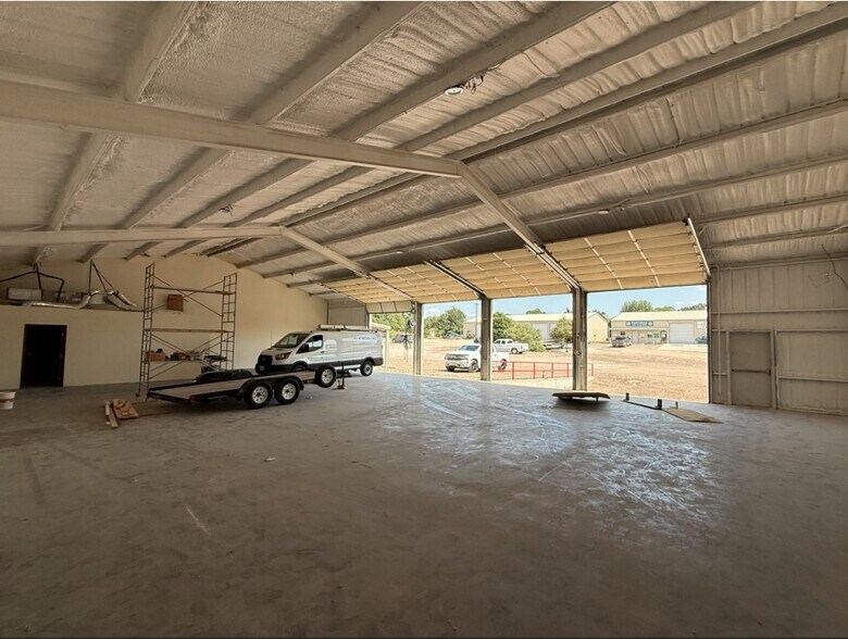 More Photos Of 4860-4862 Kennedale New Hope Rd, Fort Worth Warehouse For Lease