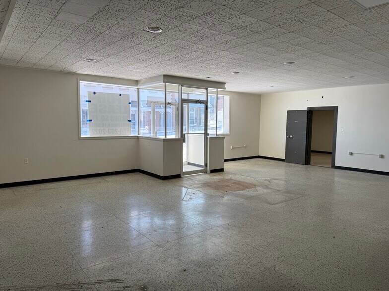 More Photos Of 121 N Lafayette Ave, Marshall Flex For Sale