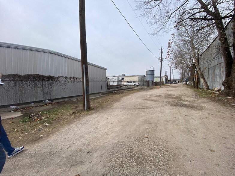 More Photos Of 7131 Harrisburg Blvd, Houston Land For Sale