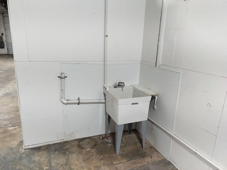 More Photos Of 7112 NW Melrose Ln, Oklahoma City Manufacturing For Lease