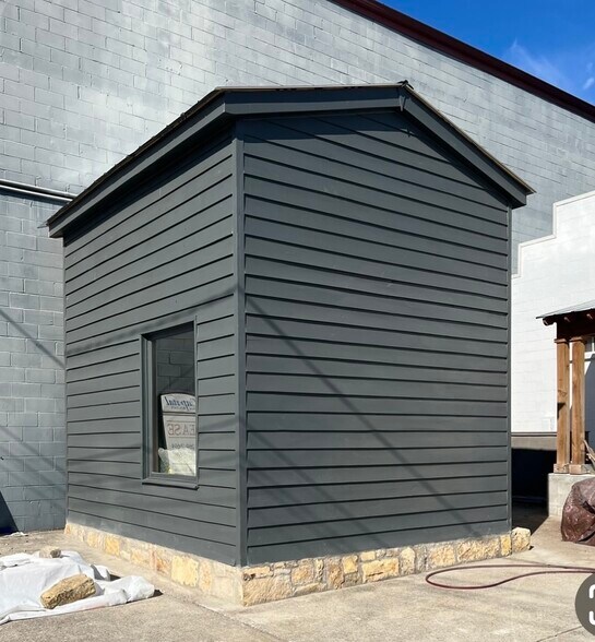 More Photos Of 241 W Eastland St, Gallatin Storefront For Sale