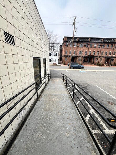 More Photos Of 503 Sophia St, Fredericksburg Freestanding For Lease