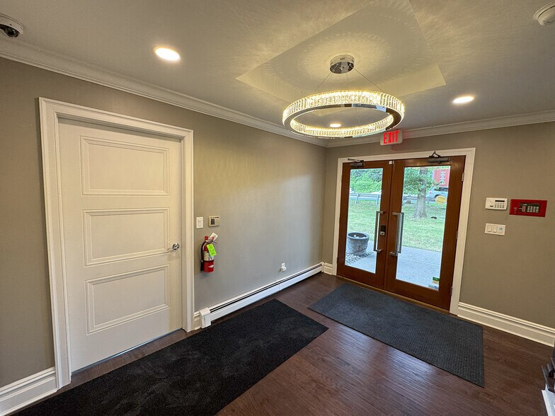 More Photos Of 584 State Rt 17, Ridgewood Office Residential For Lease