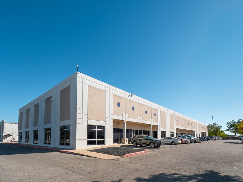 More Photos Of 2914 Montopolis Dr, Austin Light Manufacturing For Lease