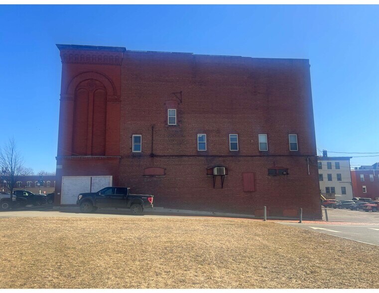 More Photos Of 15 Market Sq, Houlton Flex For Sale