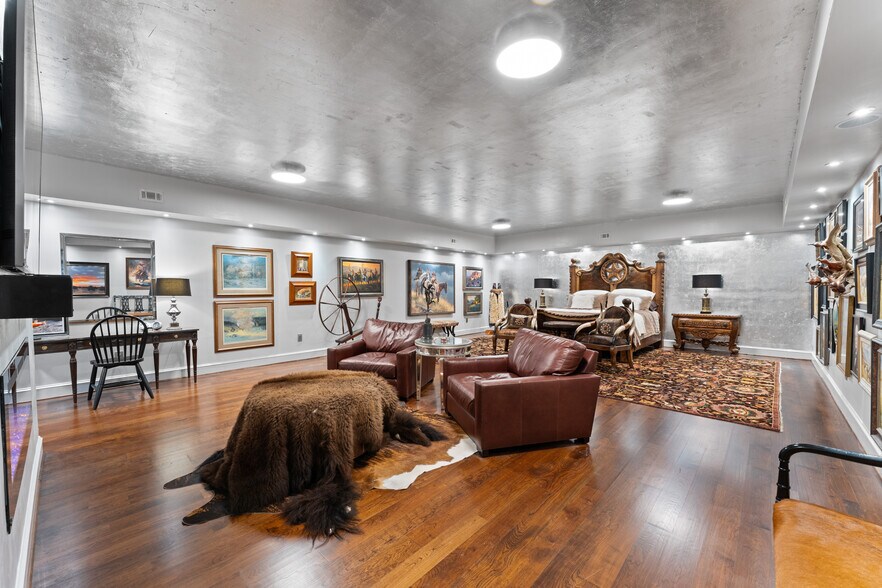 More Photos Of 1400 S Gribble St, Sherman Flex For Sale