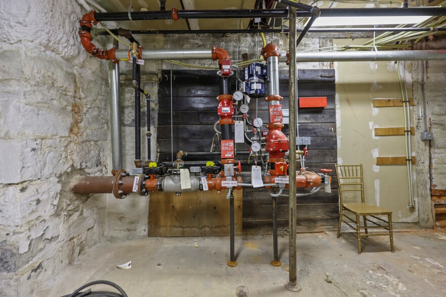 More Photos Of 74 Wendell Ave, Pittsfield Hotel For Sale