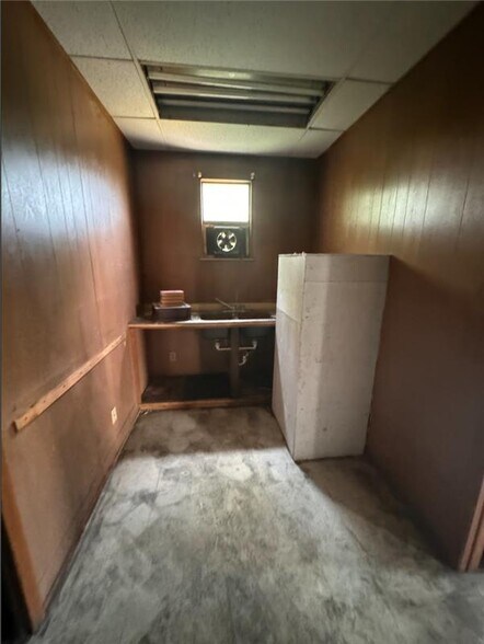 More Photos Of 19 Silver St, Rochester Distribution For Sale