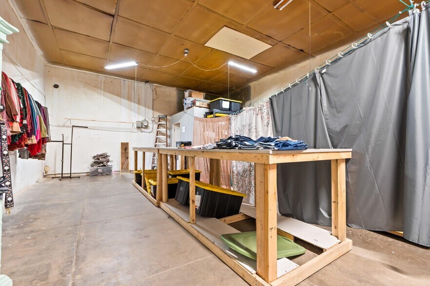 More Photos Of 104 W Elm St, Hillsboro Storefront Retail Office For Lease