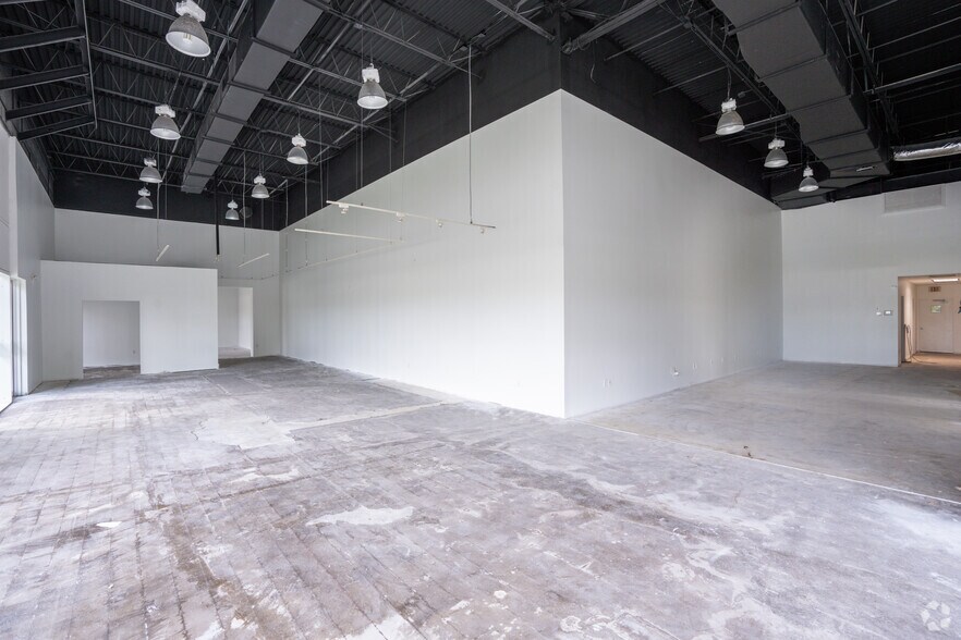 More Photos Of 900 Park Centre Blvd, Miami Gardens Showroom For Lease