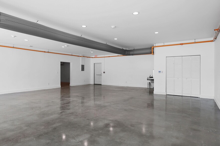 More Photos Of 10830 Navajo Dr, Saint Petersburg Showroom For Sale