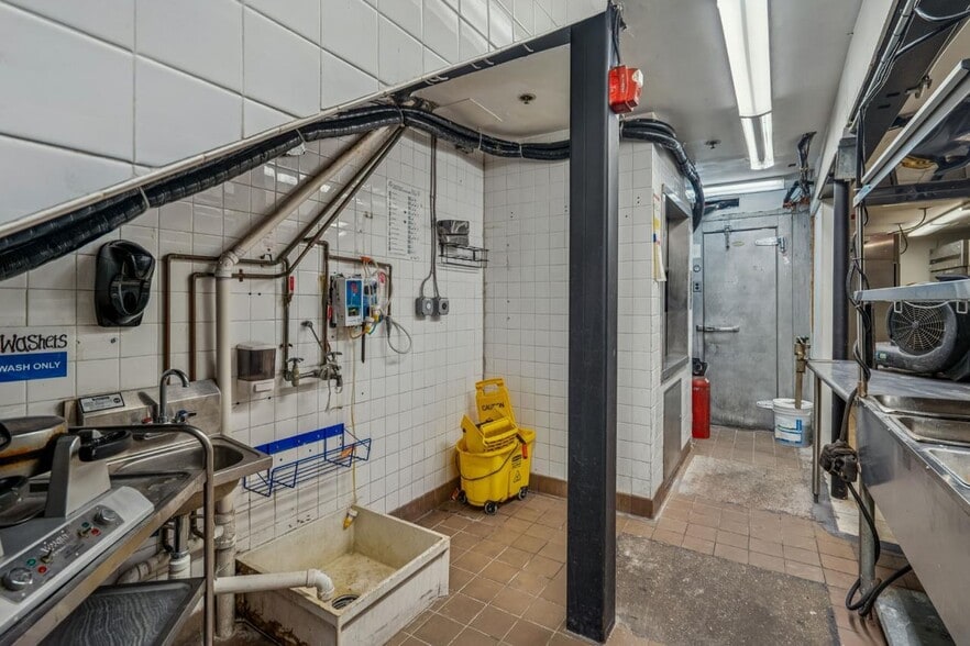 More Photos Of 1336 U St NW, Washington Bar For Sale