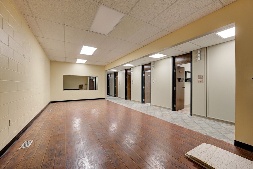 More Photos Of 1212 S Air Depot Blvd, Oklahoma City Office For Sale