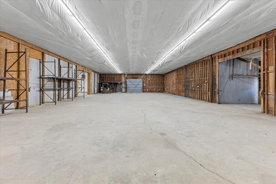 More Photos Of 3509 W Market St, Johnson City Warehouse For Lease