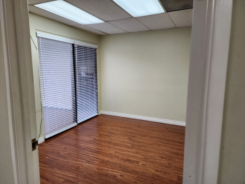 More Photos Of 7041 Owensmouth Ave, Canoga Park Office For Sale