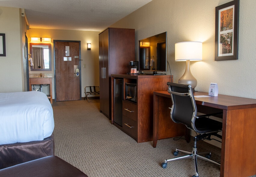 More Photos Of 100 Tower Dr, Danville Hotel For Sale