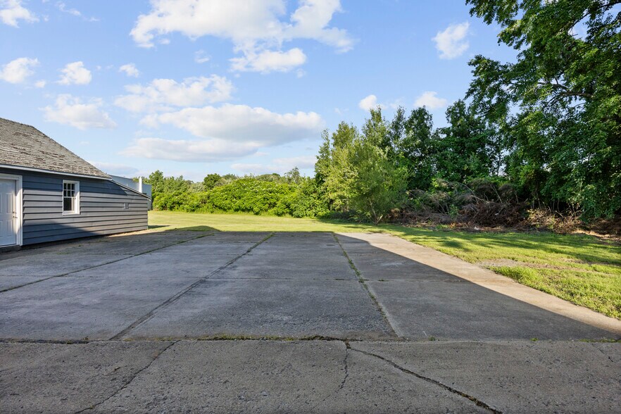 More Photos Of 267 Wolf Rd, Latham Office For Lease