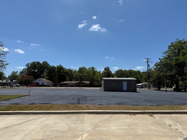 More Photos Of 407 N Main St, Lindale Land For Lease