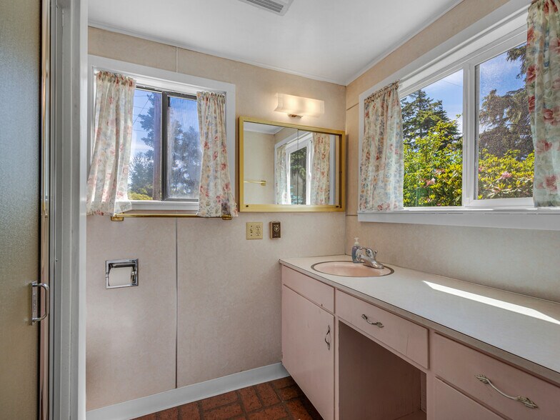 More Photos Of 2624 Neawanna St, Seaside Specialty For Sale