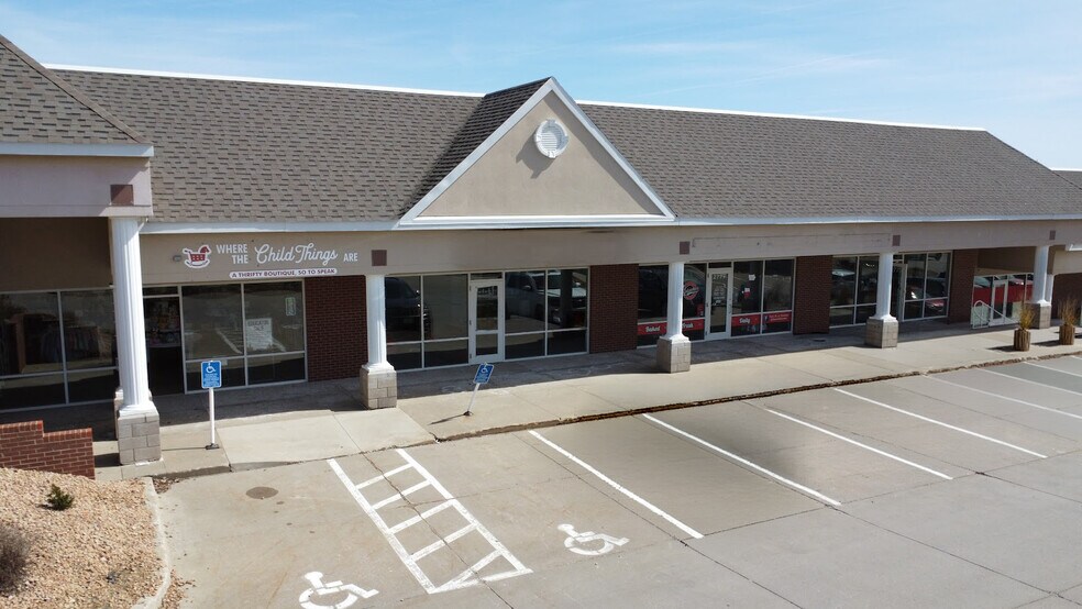 More Photos Of 2725-2819 100th St, Urbandale Storefront For Lease