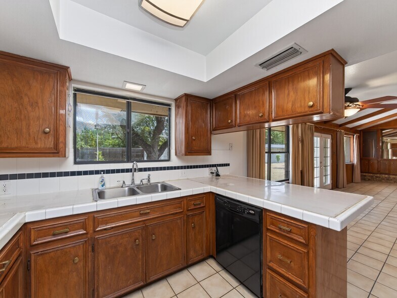 More Photos Of 1702 Lone Oak Dr, Leander Flex For Sale