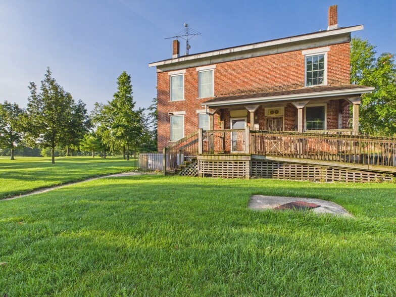 More Photos Of 7453 400 S, Marion Sports And Entertainment For Sale