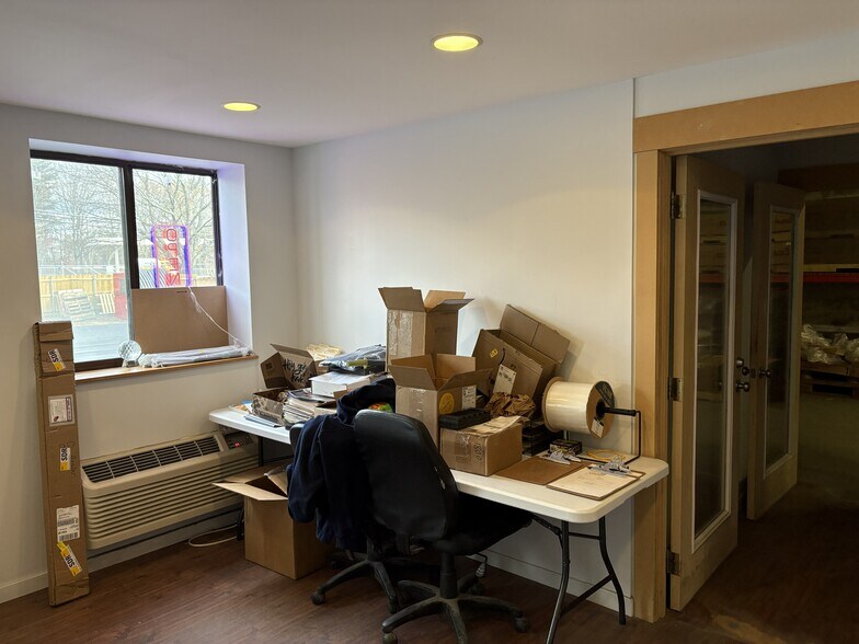 More Photos Of 1000 E Industrial Park Dr, Manchester Service For Lease