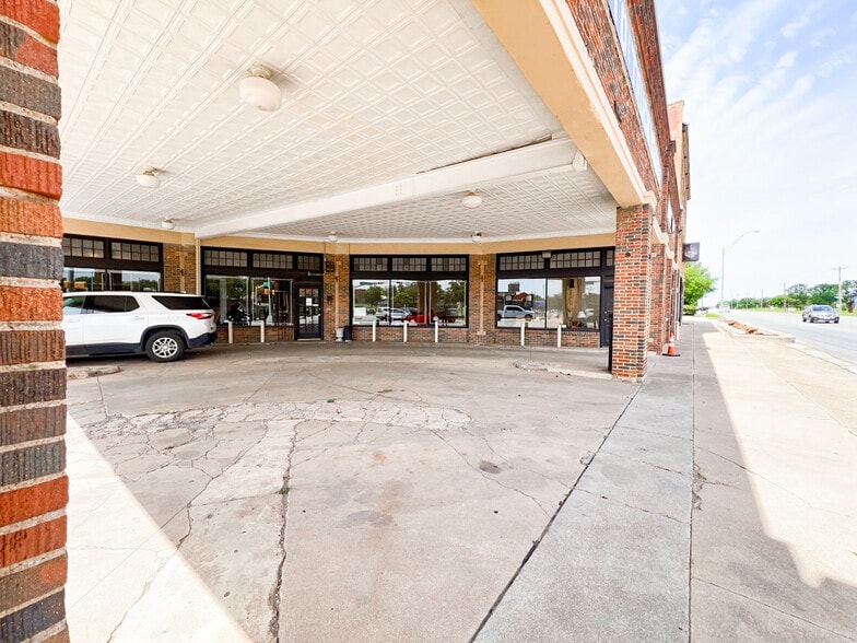 More Photos Of 1305 S 1st St, Abilene General Retail For Sale