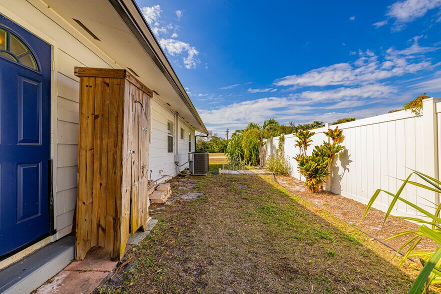 More Photos Of 164 Pondella Rd, North Fort Myers Office For Sale