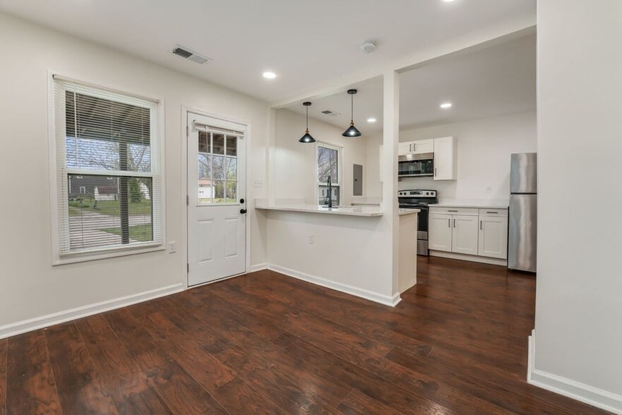 More Photos Of 2550 Broadway St, New Albany Apartments For Sale