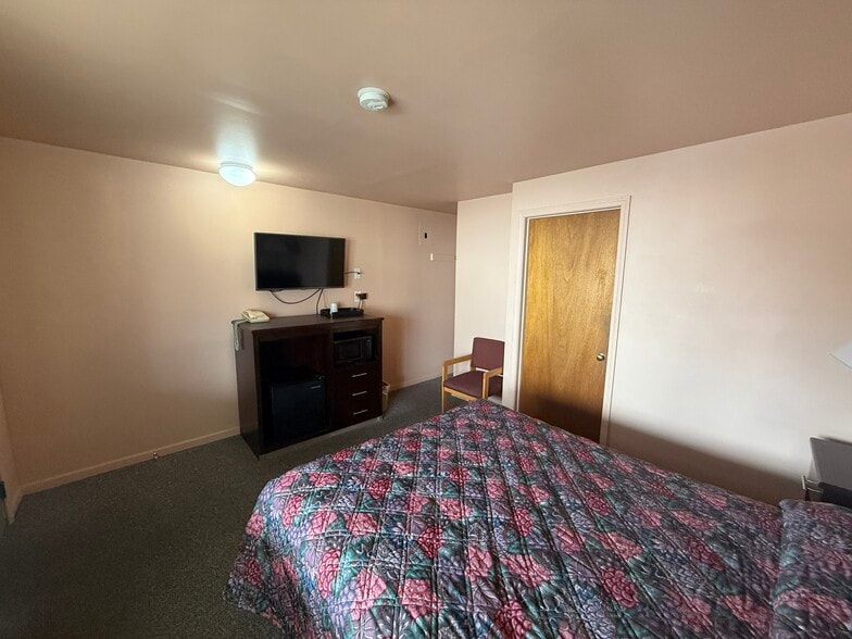 More Photos Of 1102 N Cunningham Ave, Urbana Hospitality For Sale