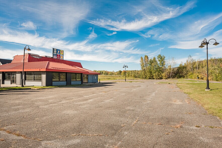 More Photos Of 8 Boul De Bromont, Bromont Restaurant For Lease