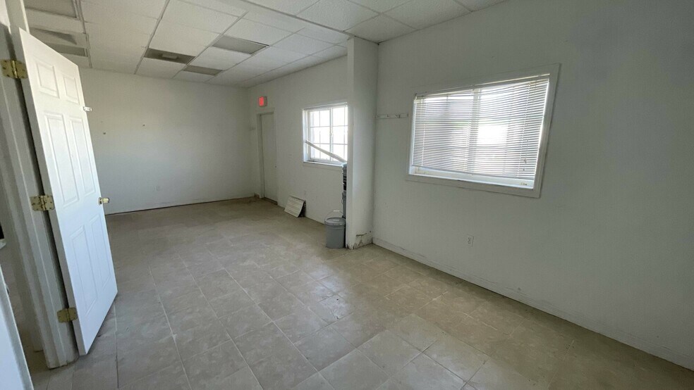 More Photos Of 1803 Salem Rd, Lakeland Medical For Sale