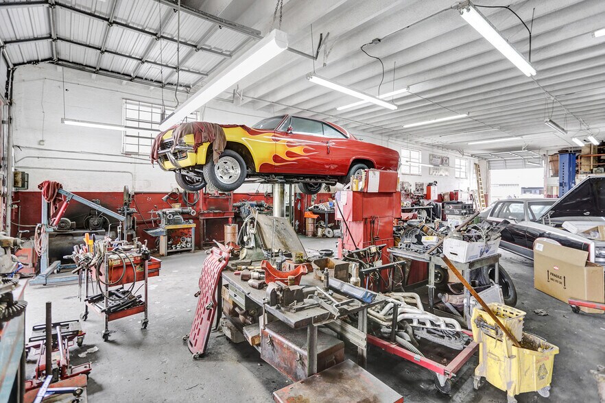 More Photos Of 1040 NE 44th St, Oakland Park Auto Repair For Sale