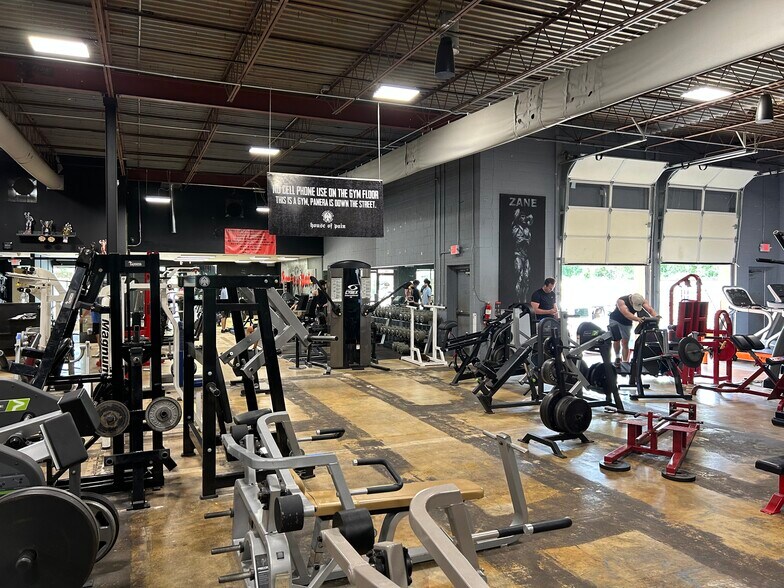 More Photos Of 251-253 Chesterfield Industrial Blvd, Chesterfield Warehouse For Sale