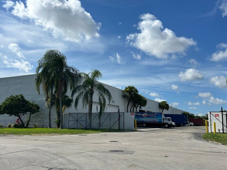 More Photos Of 7448-7498 NW 54th St, Miami Warehouse For Lease