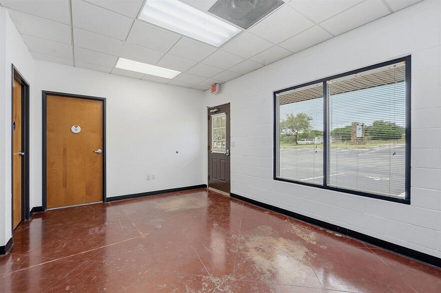 More Photos Of 2100 E Highway 290, Dripping Springs Flex For Lease