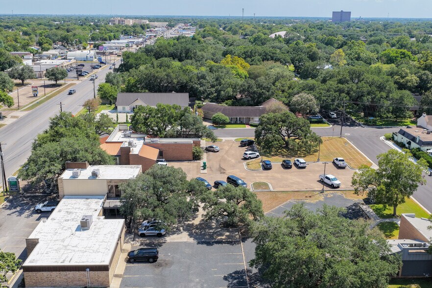 More Photos Of 2501 N Navarro St, Victoria Medical For Sale