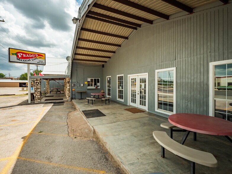 More Photos Of 424 N Texas St, De Leon Restaurant For Sale