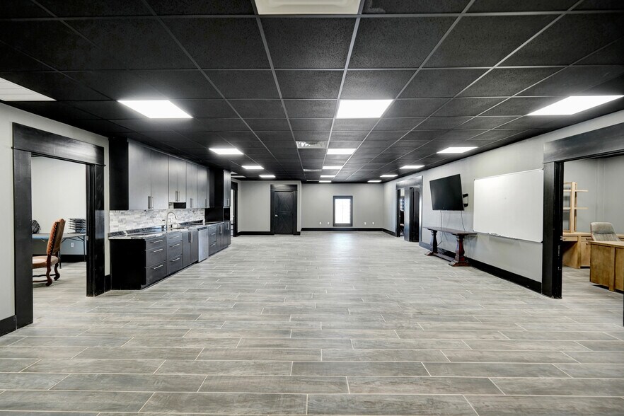 More Photos Of 9013 W County Road 160, Midland Showroom For Sale