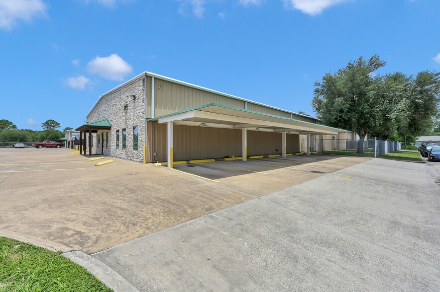 More Photos Of 11322 Neeshaw Dr, Houston Warehouse For Lease