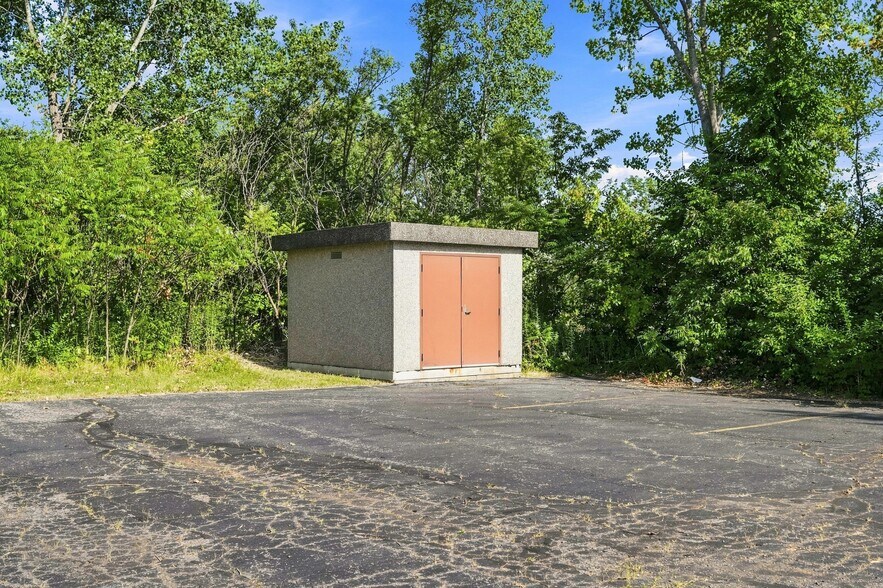 More Photos Of 12305 Beech Daly Rd, Taylor Flex For Sale