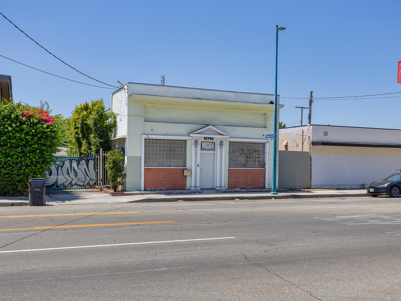 Primary Photo Of 10746 Magnolia Blvd, North Hollywood Medical For Sale