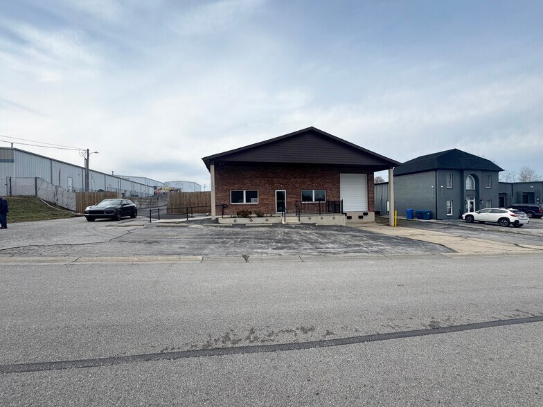 More Photos Of 1817 Scherer Pky, Saint Charles Warehouse For Lease